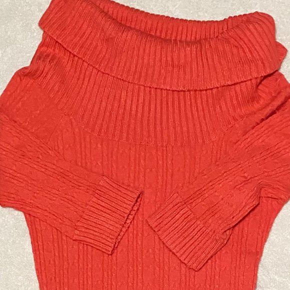 Le Chateau Sweater - Picture 3 of 5